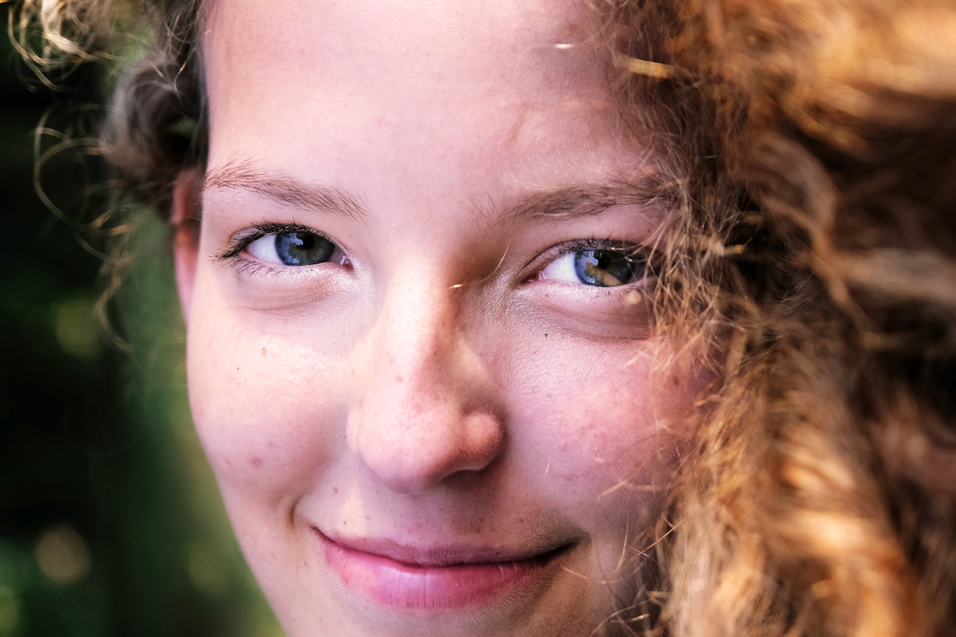 Redhead model freckles: Natural light beauty portrait | Portrét zrzky s pihami, přirozené světlo – Vojmír Blažek