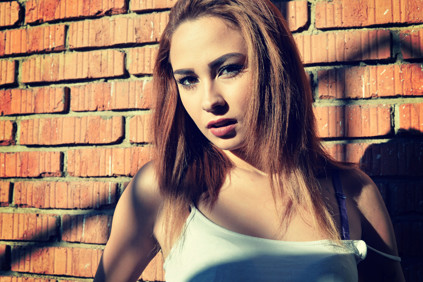 White tank top model: Minimalist fashion portrait | Minimalistický fashion portrét – Vojmír Blažek