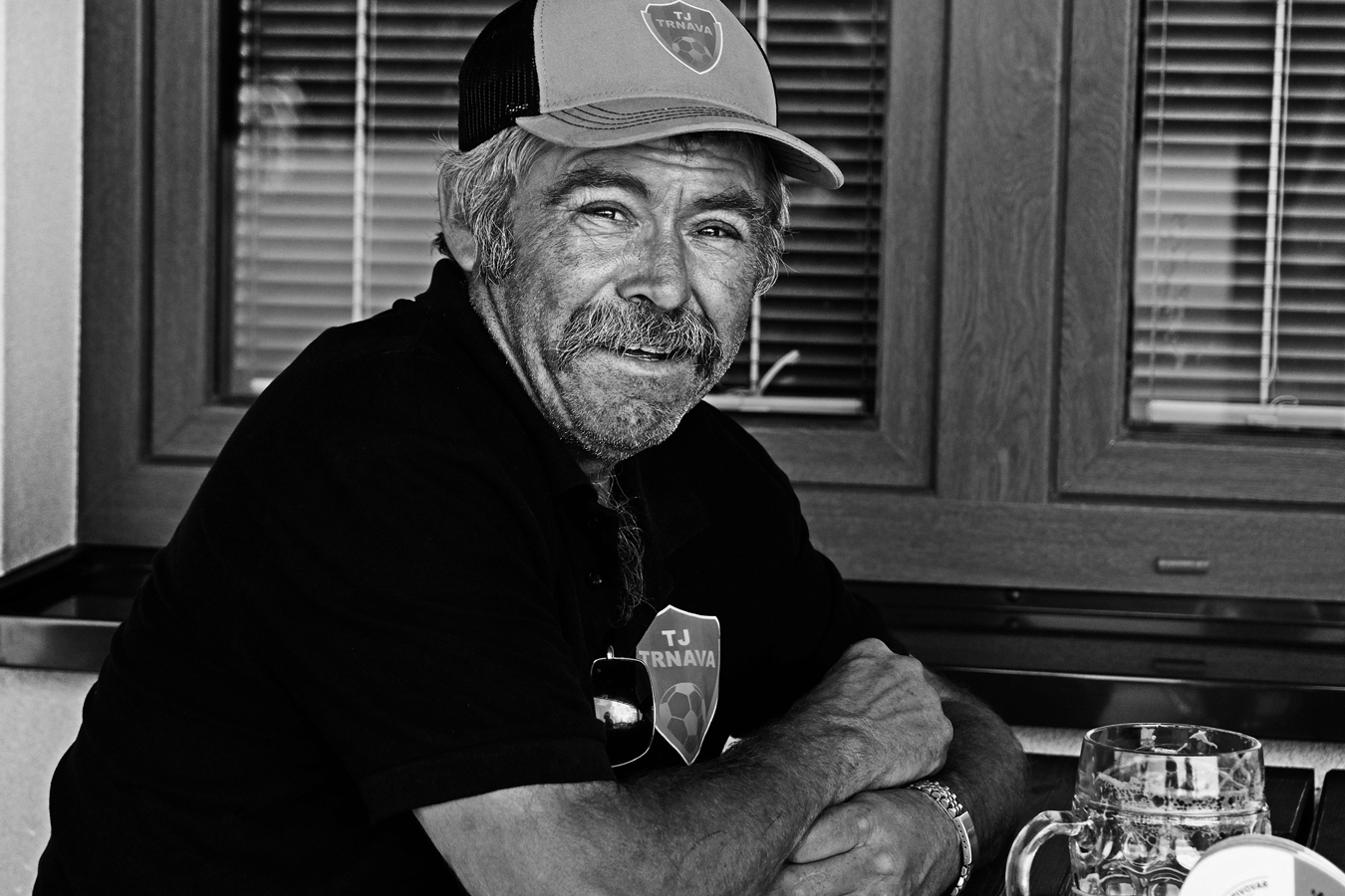 Pint of time: Man in pub, B&W street documentary | Sklenice času: Muž v hospodě, černobílá dokumentární fotka – Vojmír Blažek